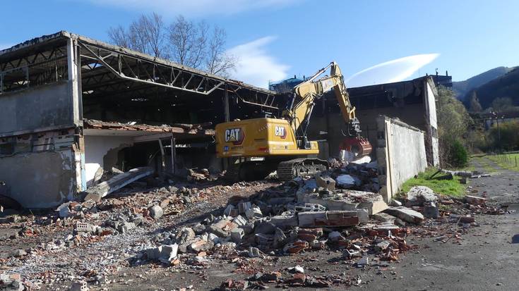 Gráficas Leizaola zenaren pabilioiak eraisten hasi dira