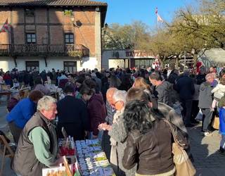 Jateko eta edateko postuak eta artisauen produktuak erosteko aukera izan da azokan