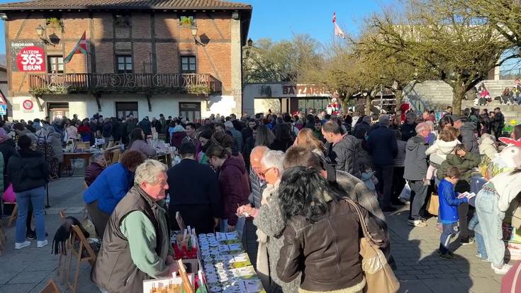 Jateko eta edateko postuak eta artisauen produktuak erosteko aukera izan da azokan