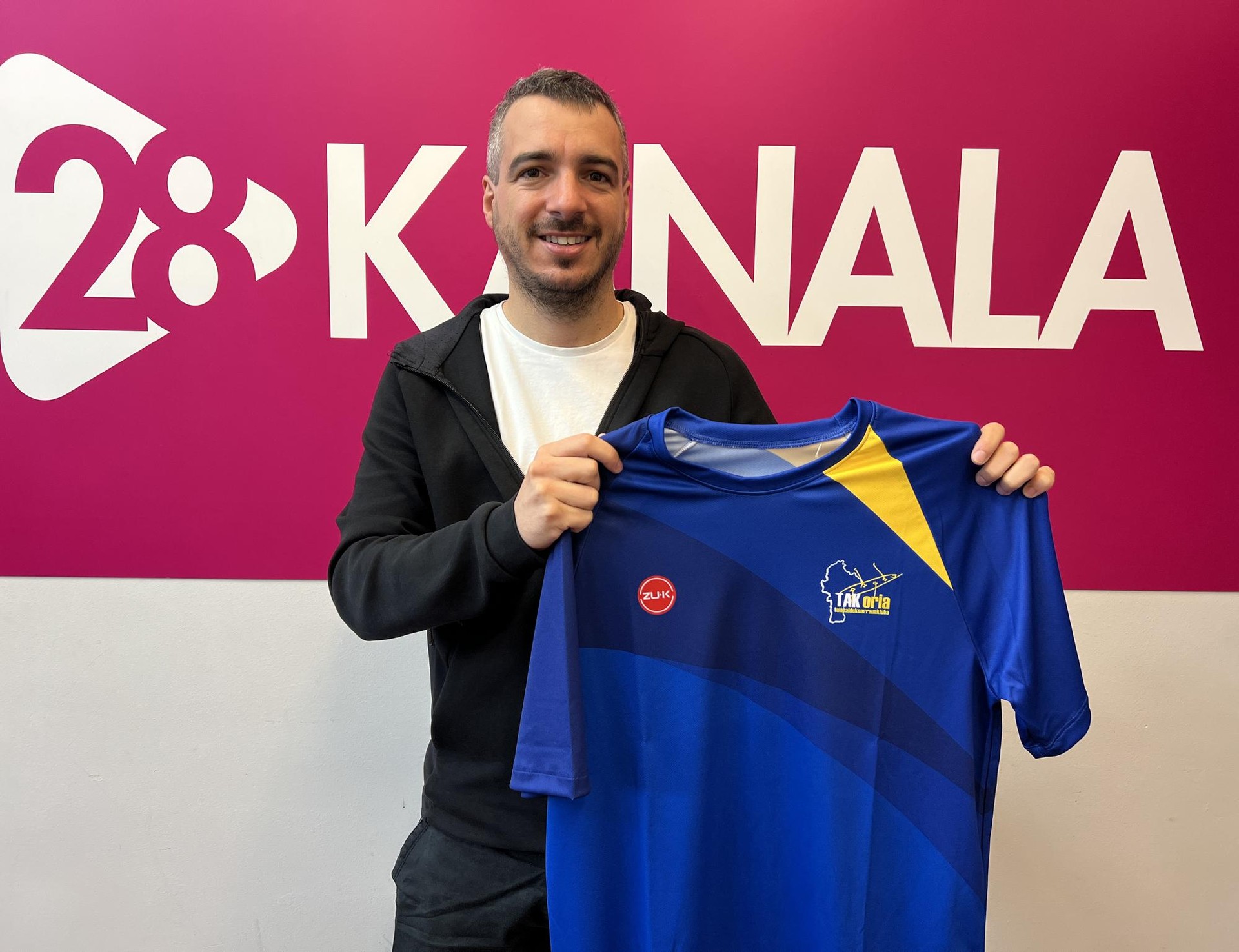Aitor Altunak irabazi du TAKeko kamiseten eta zapien zozketa