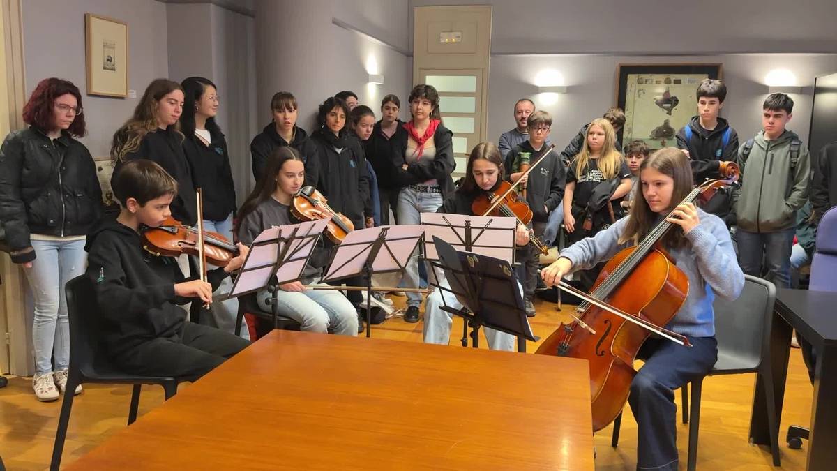 Vilafranca del Penedèseko musika eskolako ikasle eta irakasleei harrera egin diete