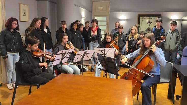 Vilafranca del Penedèseko musika eskolako ikasle eta irakasleei harrera egin diete