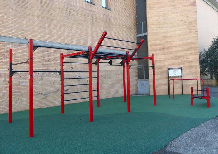 Kalistenia parke berria Olaederra kiroldegiaren atzealdean