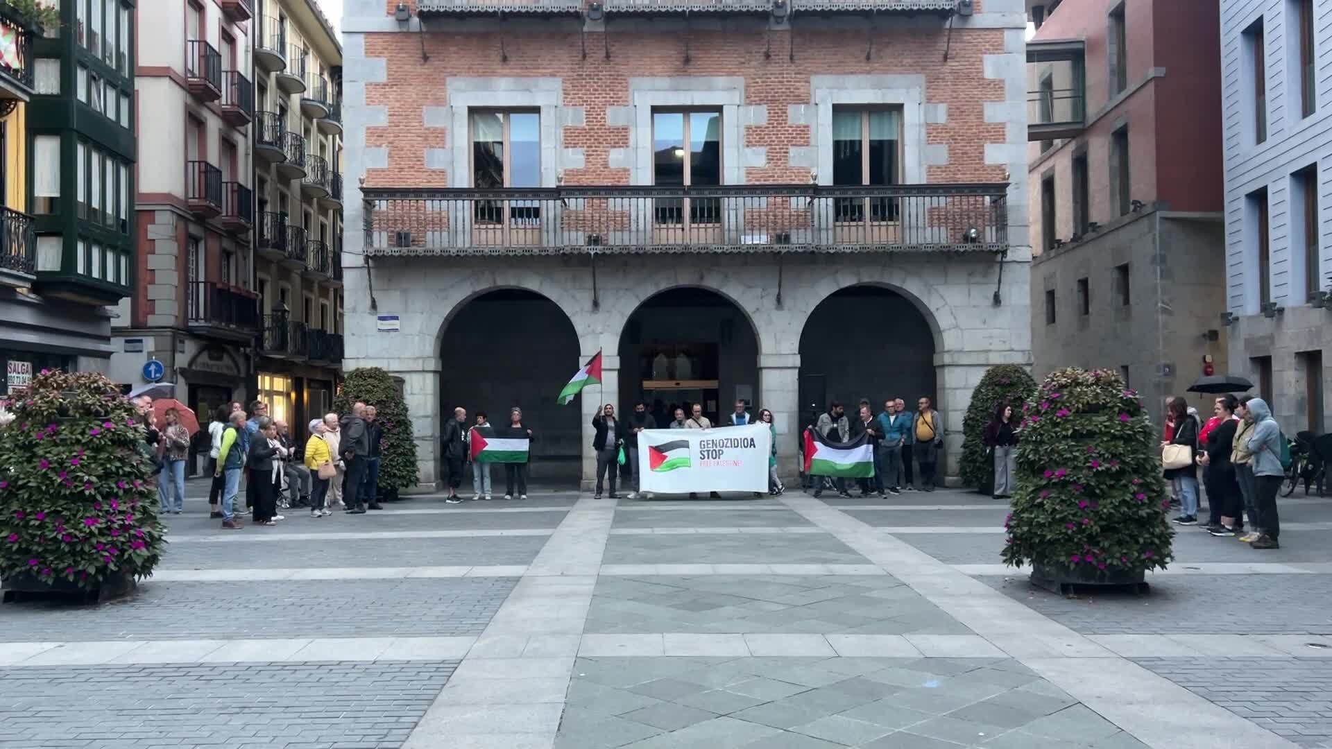 Gernika-Palestina herri ekimenak elkarretaratzea egin du 'Genozidiorik ez! Gerrarik ez!' lelopean
