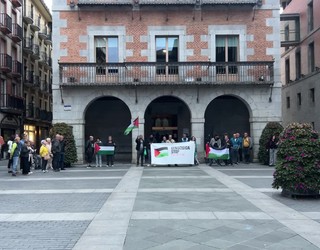 Gernika-Palestina herri ekimenak elkarretaratzea egin du 'Genozidiorik ez! Gerrarik ez!' lelopean