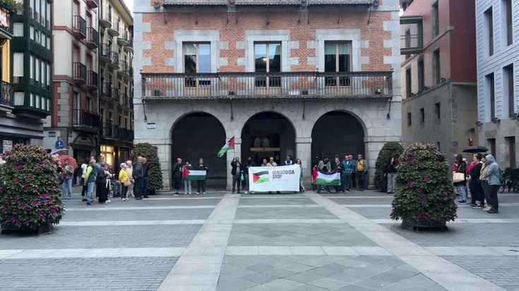 Gernika-Palestina herri ekimenak elkarretaratzea egin du 'Genozidiorik ez! Gerrarik ez!' lelopean