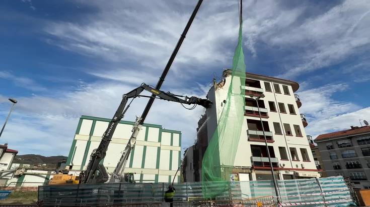 Benta-Txuri eraikina eraisten ari dira