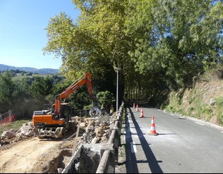 Hasi dira Amasako errepidea zabaldu eta espaloia eraikitzeko lanak