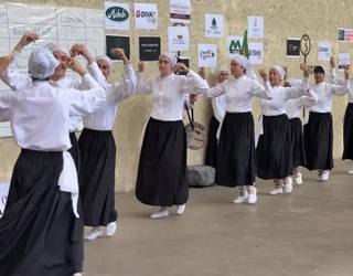 Ingurutxoa dantzatuz, ohitura zaharra berritu dute Bedaion