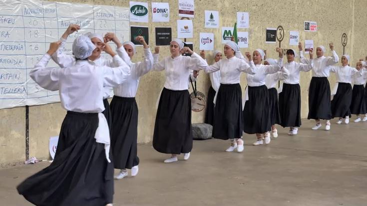 Ingurutxoa dantzatuz, ohitura zaharra berritu dute Bedaion
