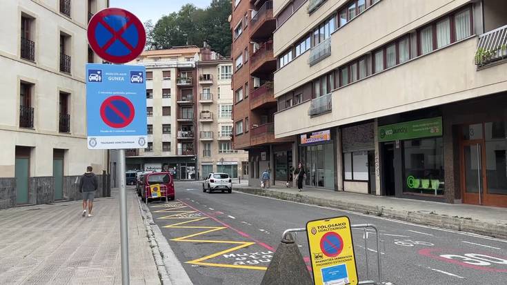Geldialdi azkarrak egiteko  “Muxu eta agur” guneak egokitu dituzte Kale Barrenan eta Samaniego Ikastetxearen aurrean
