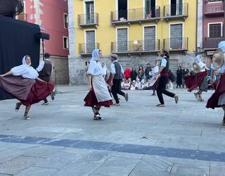 Udaberri eta Esbart Sant Marti de Torrelles Dantza Taldeek emanaldia eskaini dute