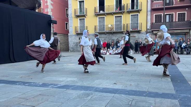 Udaberri eta Esbart Sant Marti de Torrelles Dantza Taldeek emanaldia eskaini dute