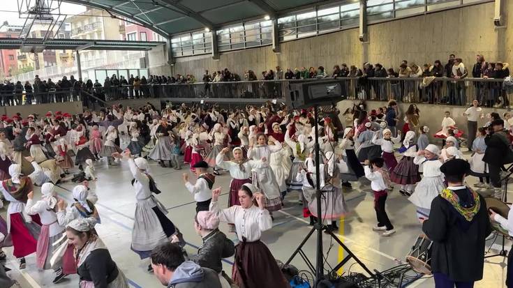 Tolosako Udaberri Dantza Taldeak haurren plaza dantzak eskaini ditu