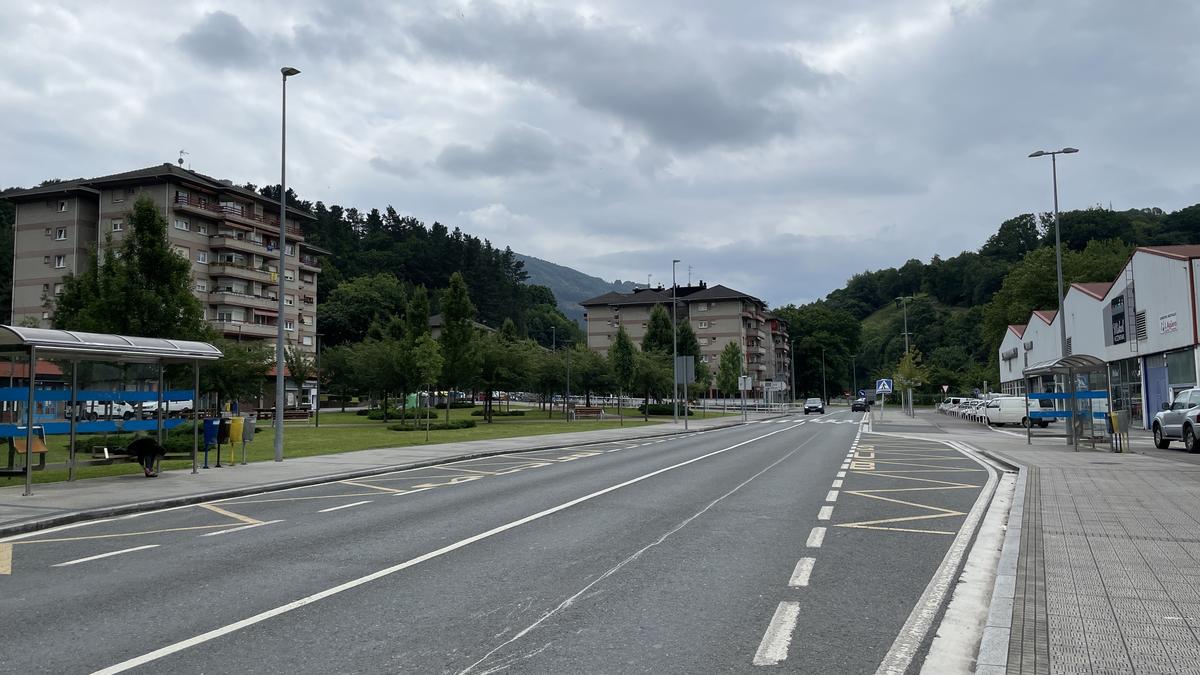 Moto-gidari bat hil da Lizartzako bidean