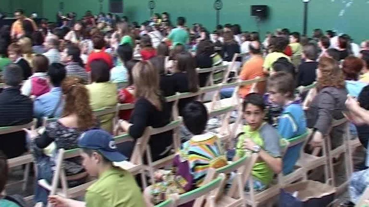 Jende ugari Play-Back ikuskizunean