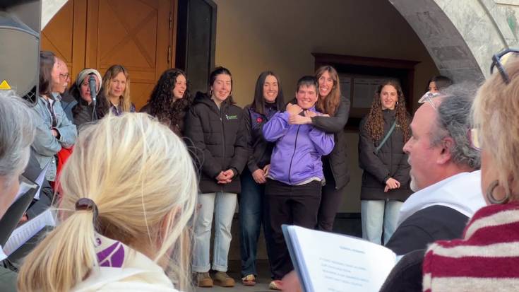 Ibarrako Sokatira Taldeari omenaldia etxera bueltan