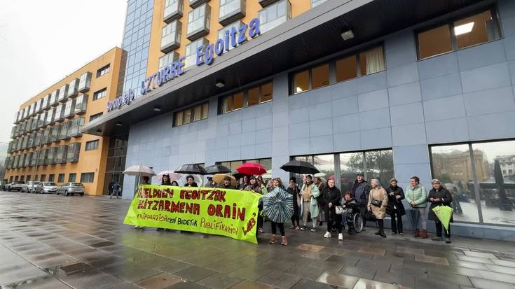 Helduen egoitzetako langileak borrokan publifikazioaren alde