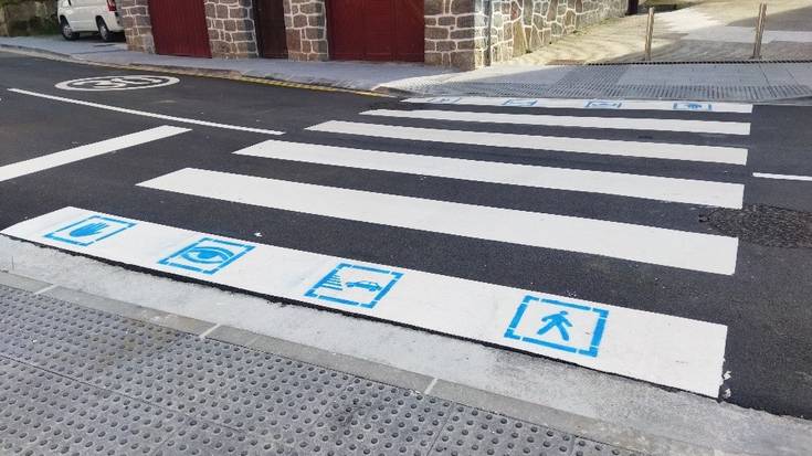 Zebrabideetako piktogramak margotu dituzte Ibarran