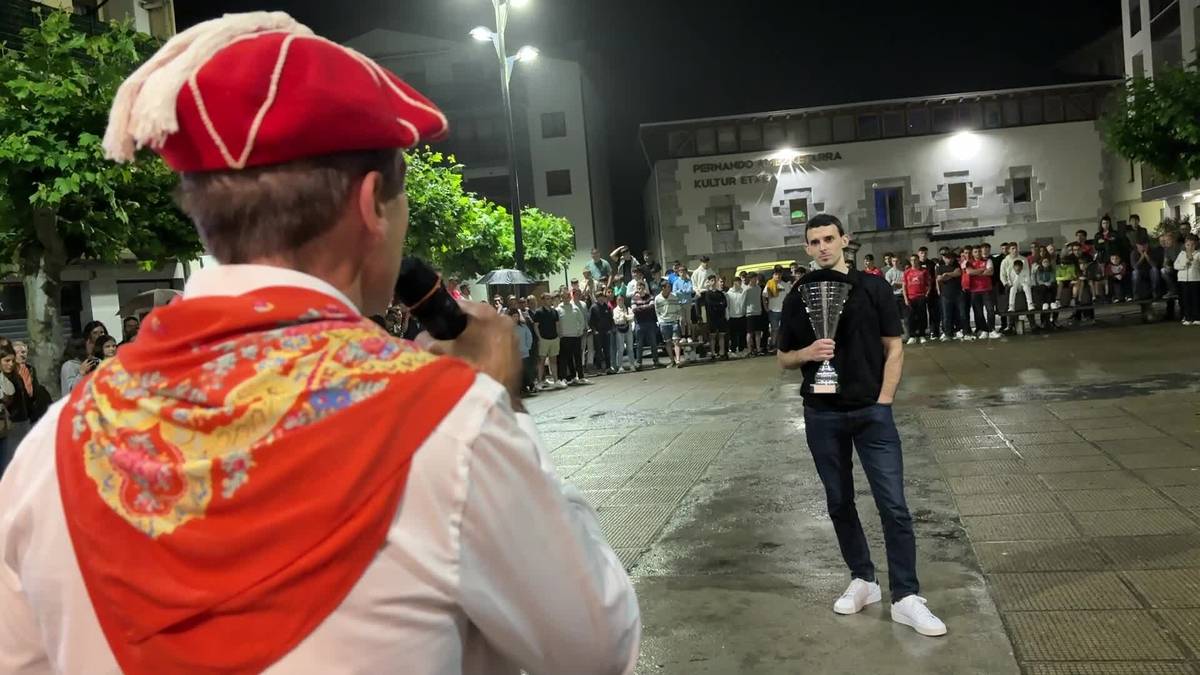 Bederatzigarren harrera, lehenengoaren parekoa