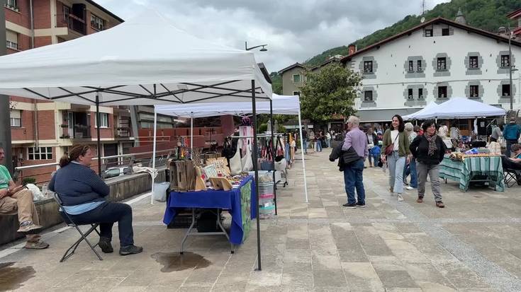 Berrobiko plaza artisauez bete da