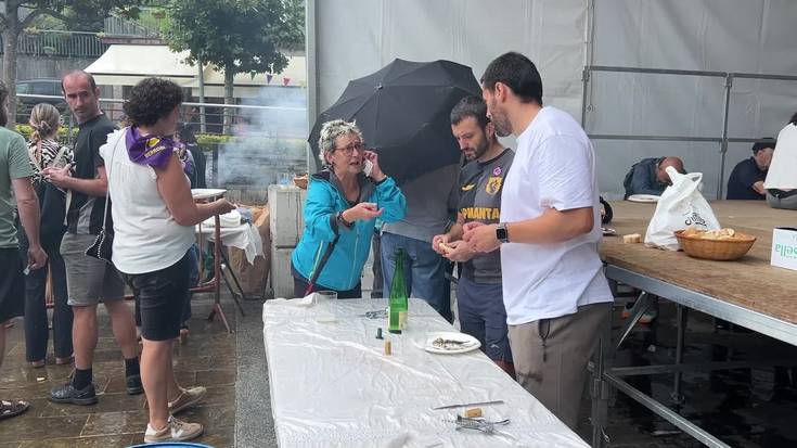 Euriak ez du zapuztu Berrobiko txakolin dastaketa eta sardina-jana
