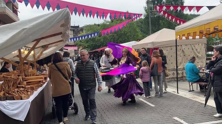 Erdi Aroko azoka egin dute Amarotzen