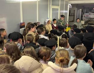 Ohitura zaharra berritu dute Irurako gaztetxoek San Ageda Bezperan