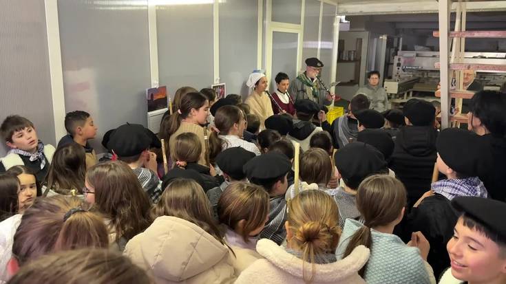 Ohitura zaharra berritu dute Irurako gaztetxoek San Ageda Bezperan