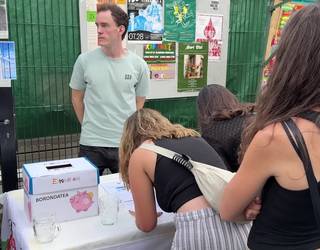 Amasamendi Bizirik elkartea parke eolikoaren aurka agertu da sinadura bilketa batekin