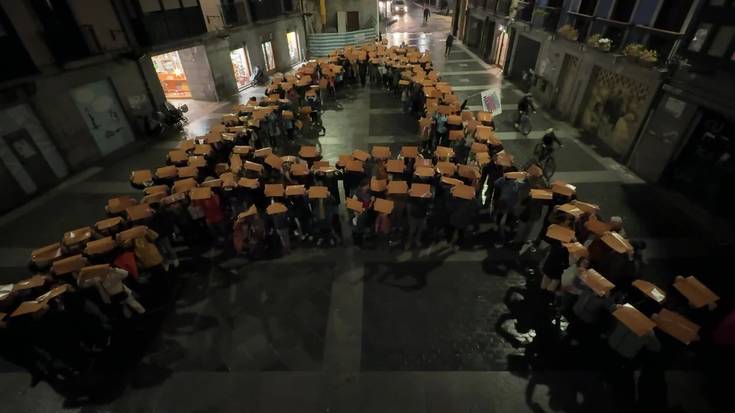 Mosaikoa osatzeko "A" hizkia irudikatu dute tolosarrek Euskararen Egunean