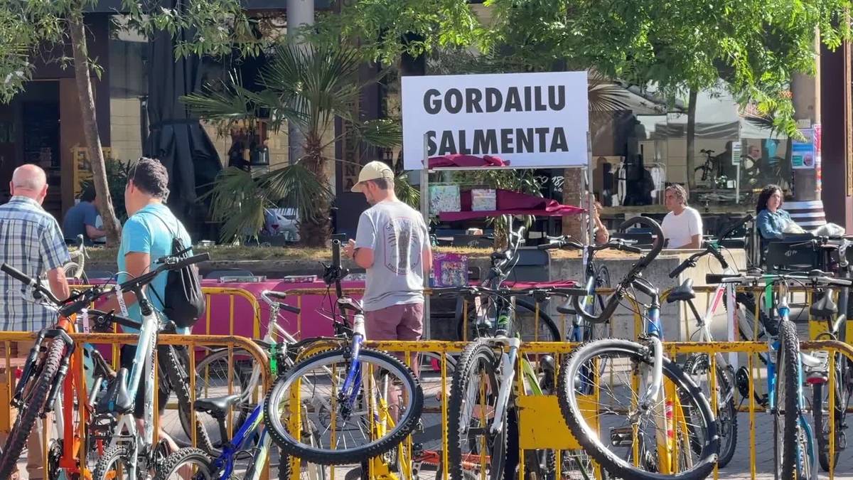 Bizikletei, objektuei eta arropari bigarren bizia emateko azoka egin dute - Tolosa | 28kanala