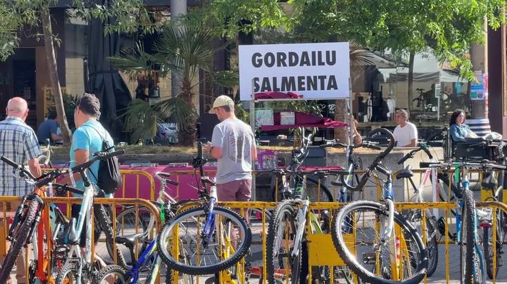 Bizikletei, objektuei eta arropari bigarren bizia emateko azoka egin dute