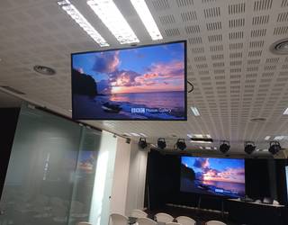 Subijana etxeko areto nagusian pantaila eta soinu sistema berria instalatu ditu Udalak