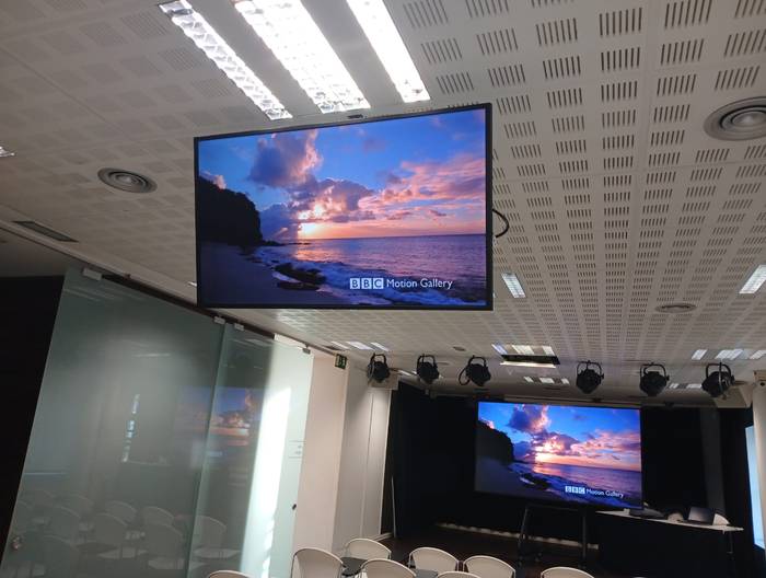 Subijana etxeko areto nagusian pantaila eta soinu sistema berria instalatu ditu Udalak