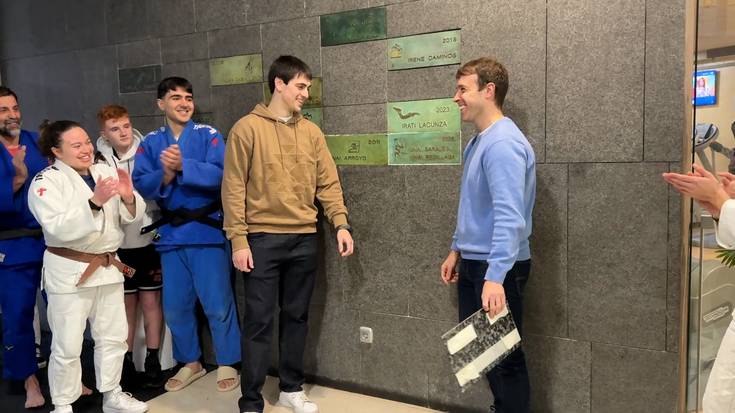 Una Regillaga eta Unai Saralegi judoken izenekin plaka jarri dute Usabal kiroldegian