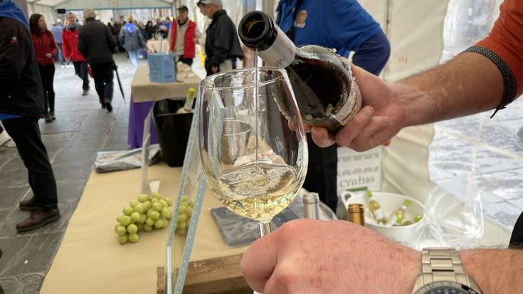 Ardo zuriaren azoka ospatu da Triangulo plazan