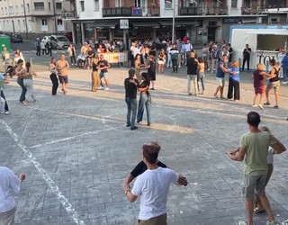 Dozenaka lagun Berazubi auzoko jaietan eskeletoa mugitzen latindar doinuekin
