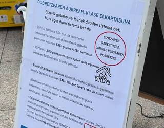Euskal Herriko Kontseilu Sozialistak eta Etxebizitza Sindikatuak etxegabeei laguntzeko kanpaina egin dute larunbateko azokan