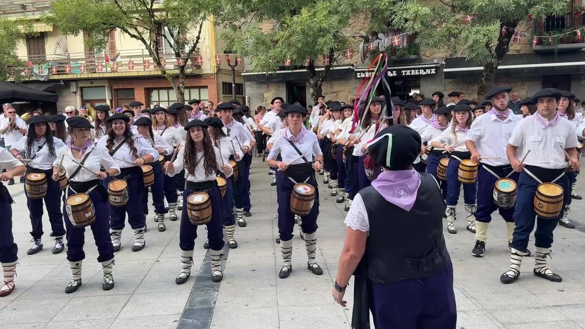 Giro aparta festetako helduen danborradan