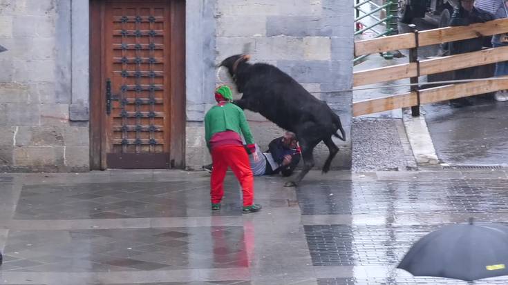 Ausartenak zezenen aurrean euripean jarri dira