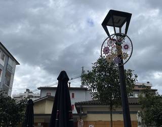 Herriko hainbat txoko jantzi dituzte hariz egindako apaingarriekin