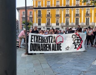 Etxebizitza duinaren aldeko elkarretaratzea egin du Tolosaldeko Ernaik