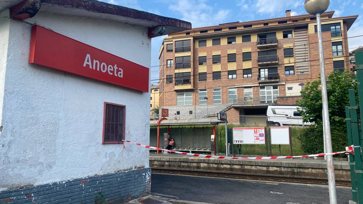 Pertsona bat hil da Anoetan trenak harrapatuta