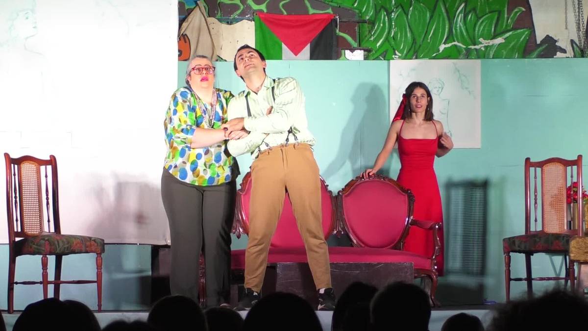 “Argi dago, komedia beltza” taularatu du Intxurre Antzerki Taldeak