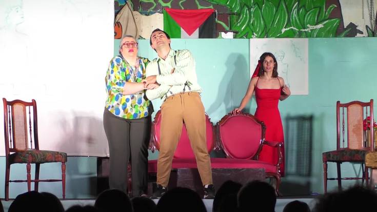 “Argi dago, komedia beltza” taularatu du Intxurre Antzerki Taldeak