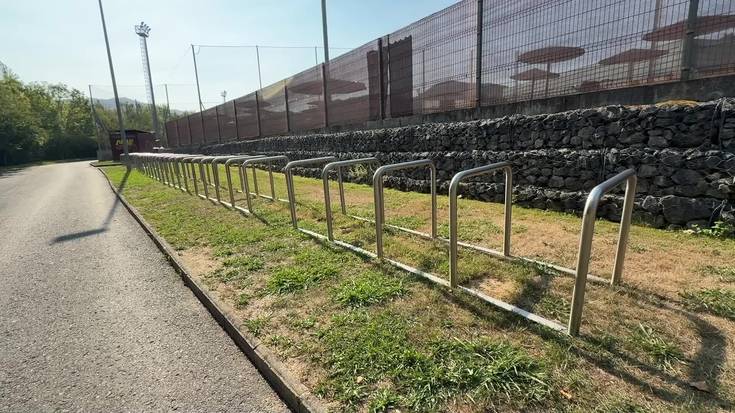 Bizikletak aparkatzeko euskarri berriak jarri dituzte