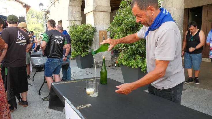 Sagardo dastaketa izan da herriko plazan