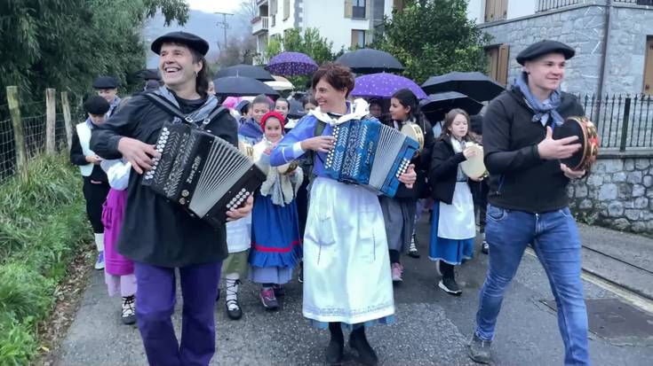 Goizean goizetik Elizmendi auzoa alaitzera atera dira