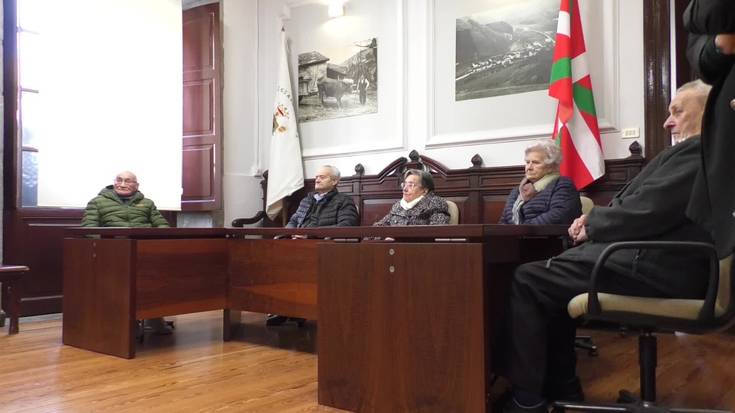 90 urte bete dituzten herritarrak omendu dituzte